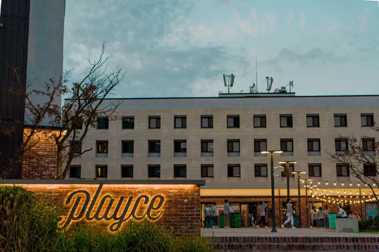 Playce Camp Jejuの実際のホテル建物とサイン