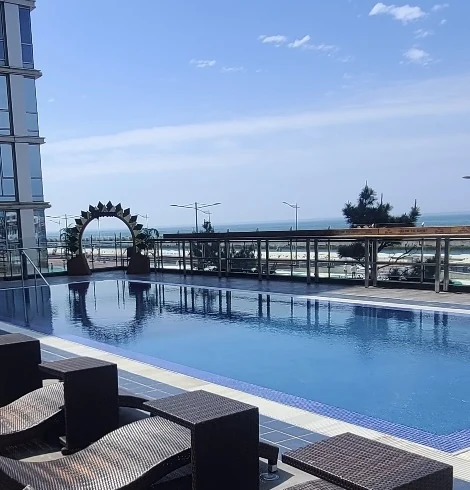 Hotel Regent Marine Jejuの屋外プールと塔洞の海