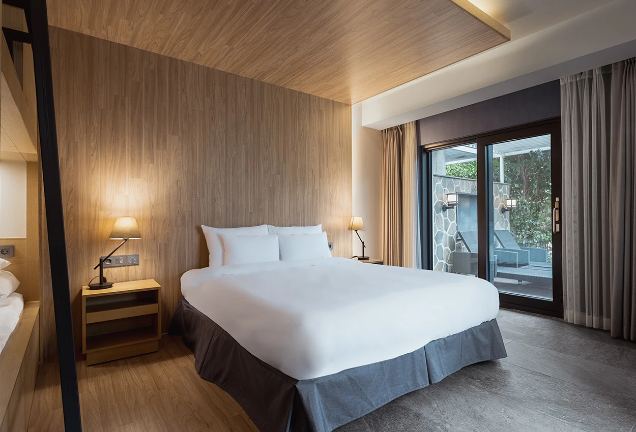 The Suites Hotel Jeju Family Pool RoomのDoubleと二段ベッド実景
