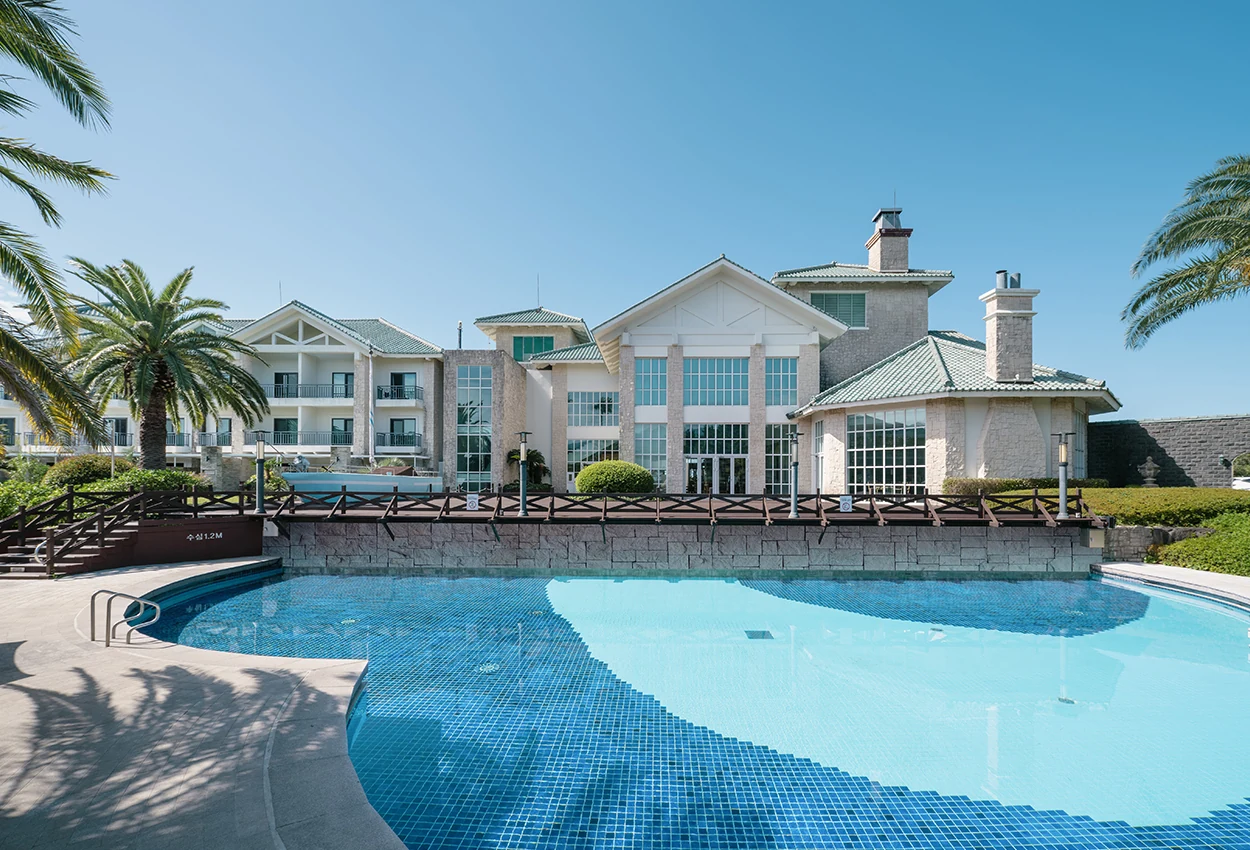 The Suites Hotel Jeju 建築與公共戶外溫水泳池真實實景