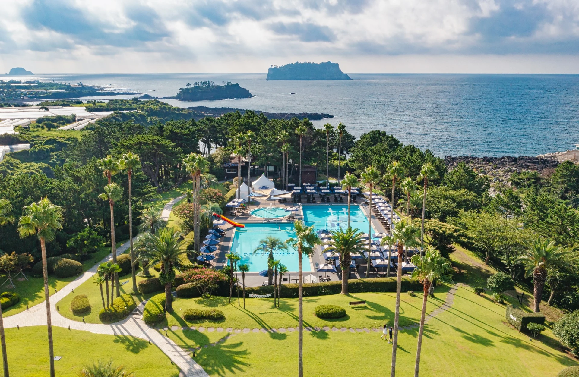 Kensington Resort Seogwipoの公式海岸庭園と屋外プール