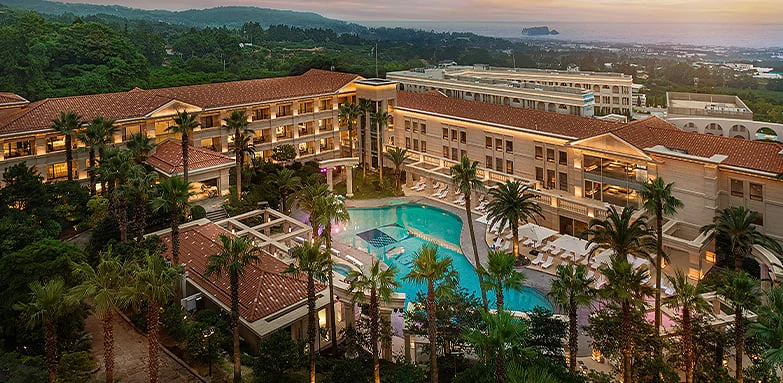 The Siena Primo Jejuの実際のホテルと屋外温水プール