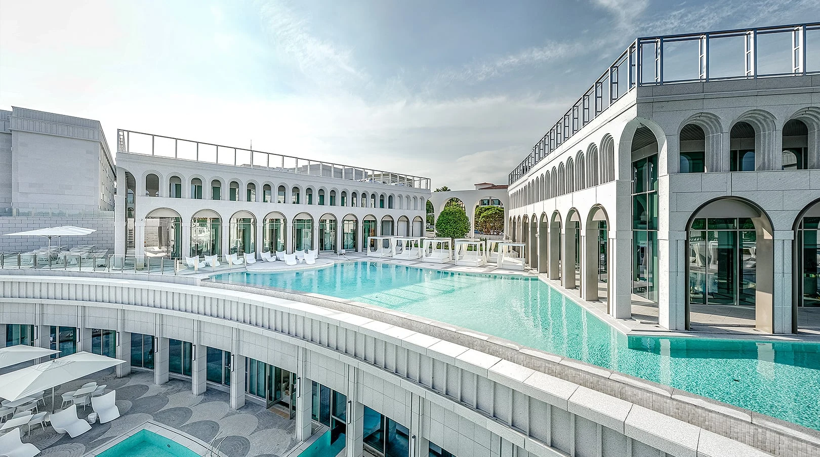 The Siena Resort Jejuの公式リゾート建物とプール実景
