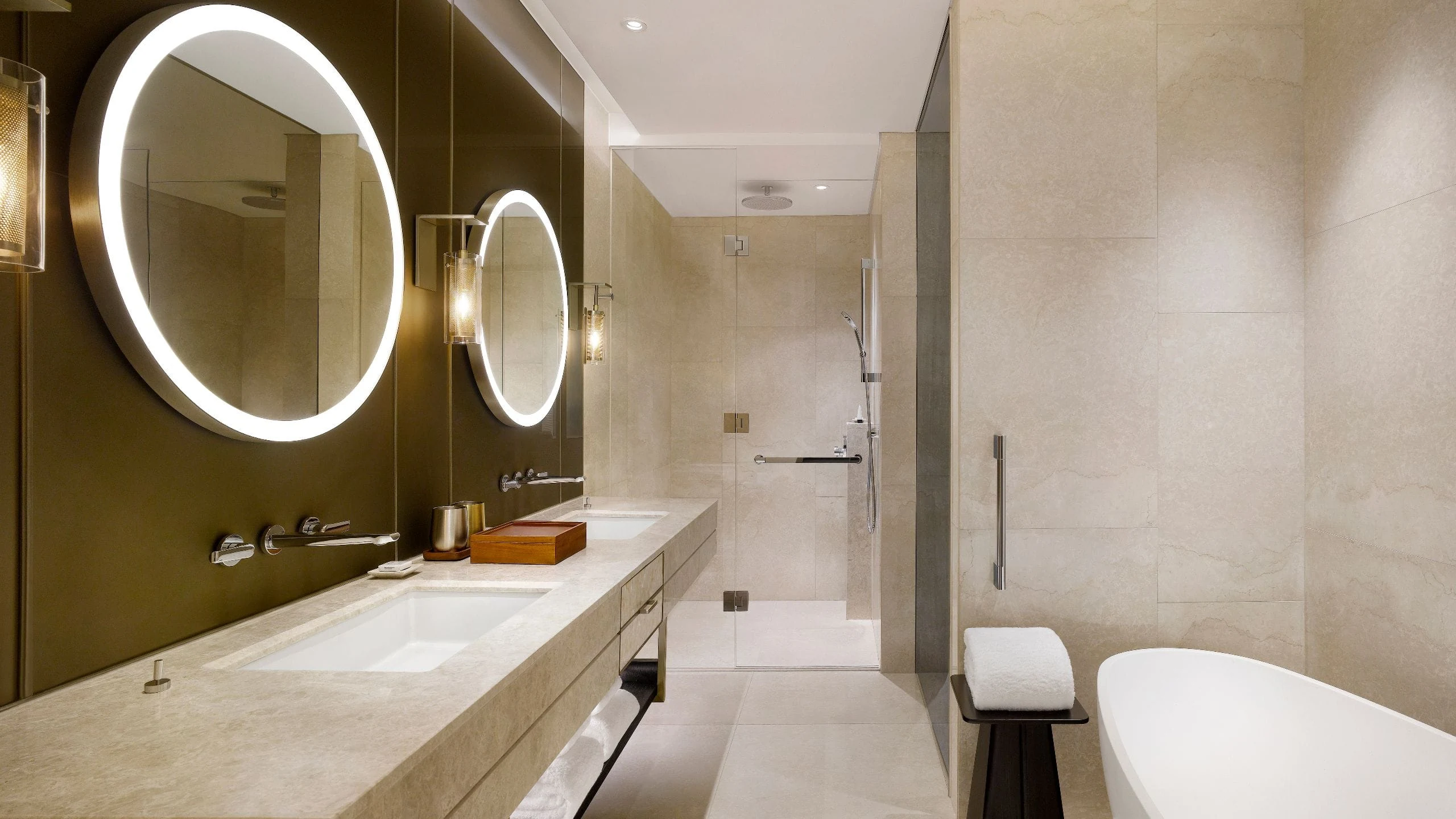 Grand Hyatt Jejuの大理石バスルームと浴槽