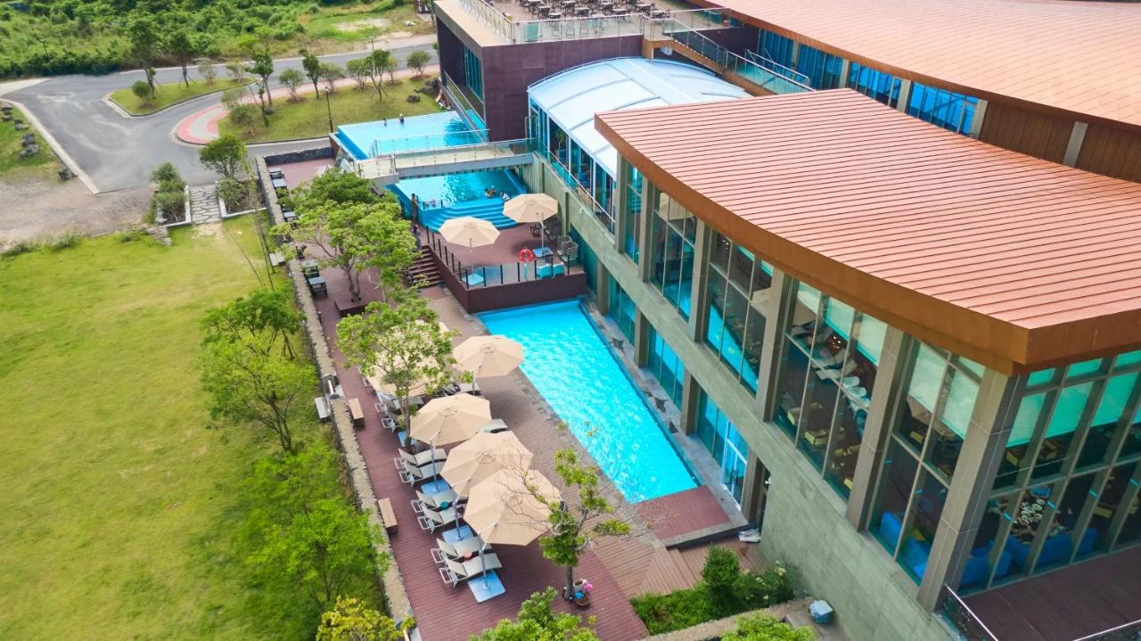 Camphortree Hotel & Resortの屋外Poolとホテル棟の実景